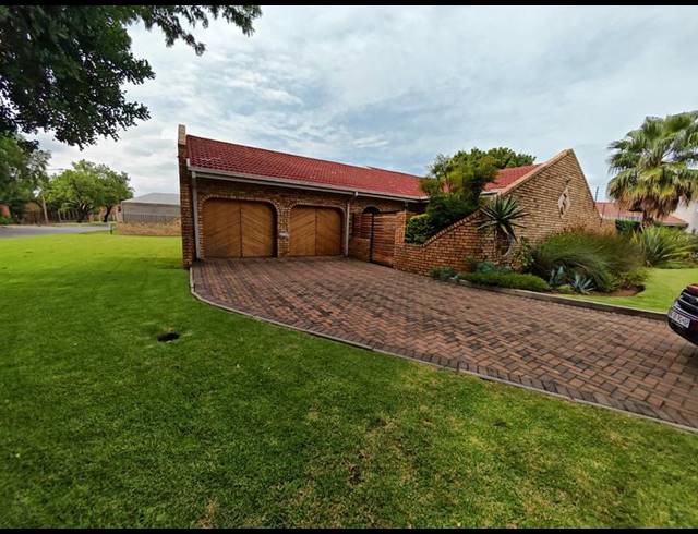 3 BEDROOM HOUSE FOR SALE IN VANDERBIJLPARK SW 2